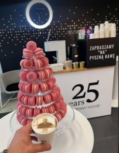 makaroniki z logo i kawa selfieccino