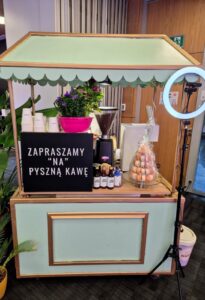 stoisko eleganckie z kawa drukarka i makaronikami