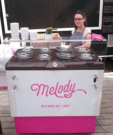 mobilna lodziarnia z 8 smakami lodow Melody