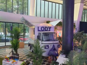 Mobilna lodziarnia Piaggio Ape w kolorach klienta