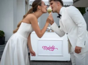 para mloda z budka z lodami na weselu