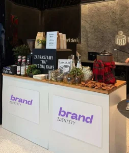 duze stoisko z kawa i slodyczami