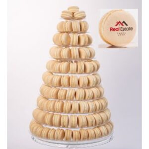 Tort z 200 makaronikami z logiem