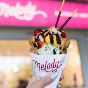 gofry babelkowe z lodami truskawkami i pockami