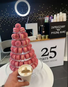 kawa makaroniki i stoisko obrandowane logiem klienta