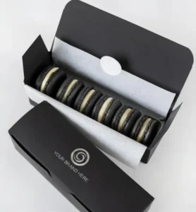 6 makaronikow czarnych w czarnym personalizowanym pudelku