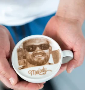 nadruk zdjecia i logo na powierzchni kawy