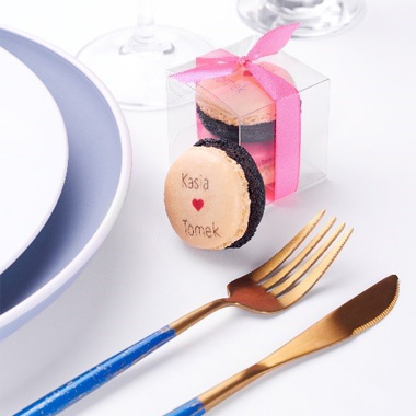 Dwa makaroniki w transparentym pudełku