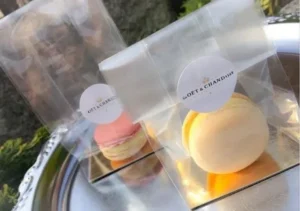 makaroniki w eleganckiej torebce z logiem klienta na naklejce