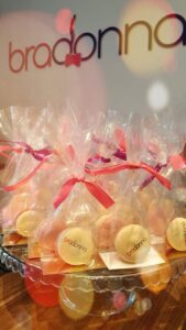 slodycze reklamowe makaroniki w torebce ze wstazka