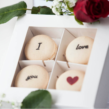 4 Makaroniki z nadrukiem w pudełku z okienkiem