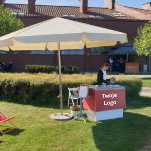 mobilna lodziarnia na evencie firmowym na polu golfowym