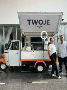 kawa serwowana z mini fodd trucka piaggio