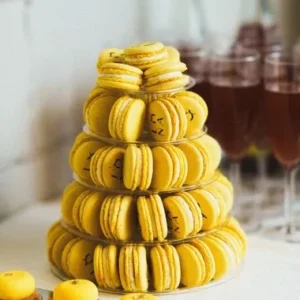 tort z makaronikow zolty z czarnym logiem klienta