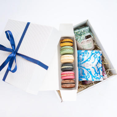 Mały zestaw prezentowy (makaroniki, herbata, konfitura)