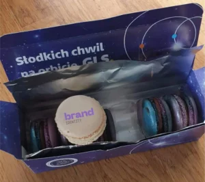 pudelku z pelnym nadrukiem i kosmicznymi makaronikami