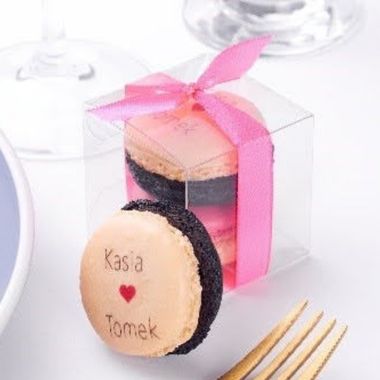 2 makaroniki z nadrukiem w transparentnym pudełku