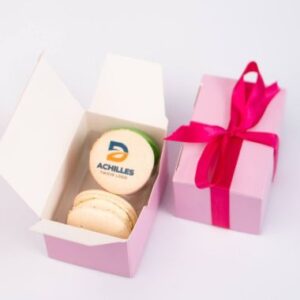 3 makaroniki z logo w eleganckich pudelkach