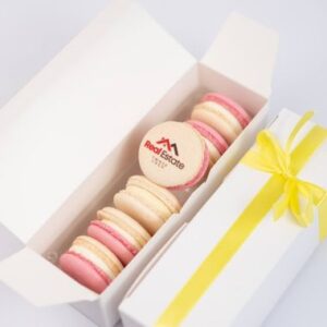 6 makaroników z logo w pudełku prezentowym