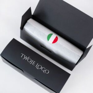 6 makaronikow w czarnym pudelku z logiem na opakowaniu