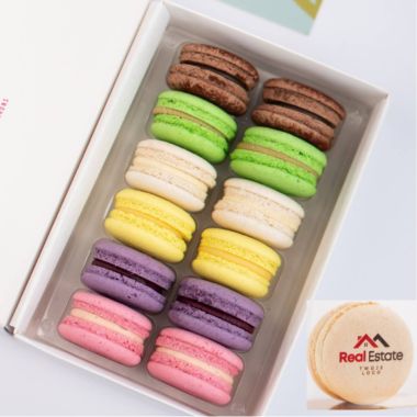 12 makaroników z nadrukiem w tekturowym pudełku