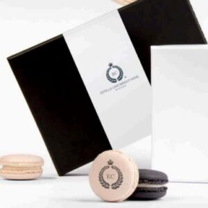 makaroniki z logo w eleganckich pudelkach