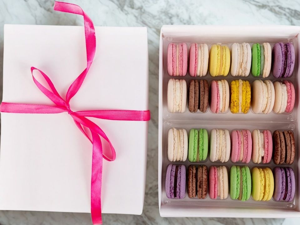Zestaw 24 makaroników w eleganckim opakowaniu